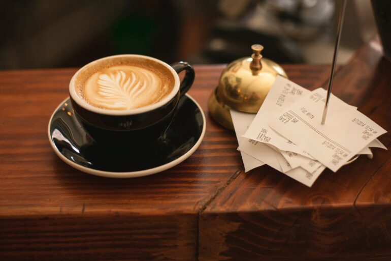 Kaffee mit Kassenbons